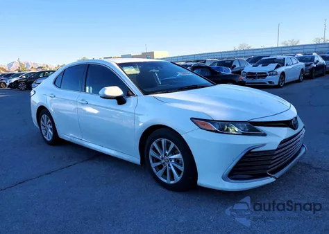 2021 Toyota Camry Le z USA, uszkodzony, nr VIN 4T1C11AK0MU546310
